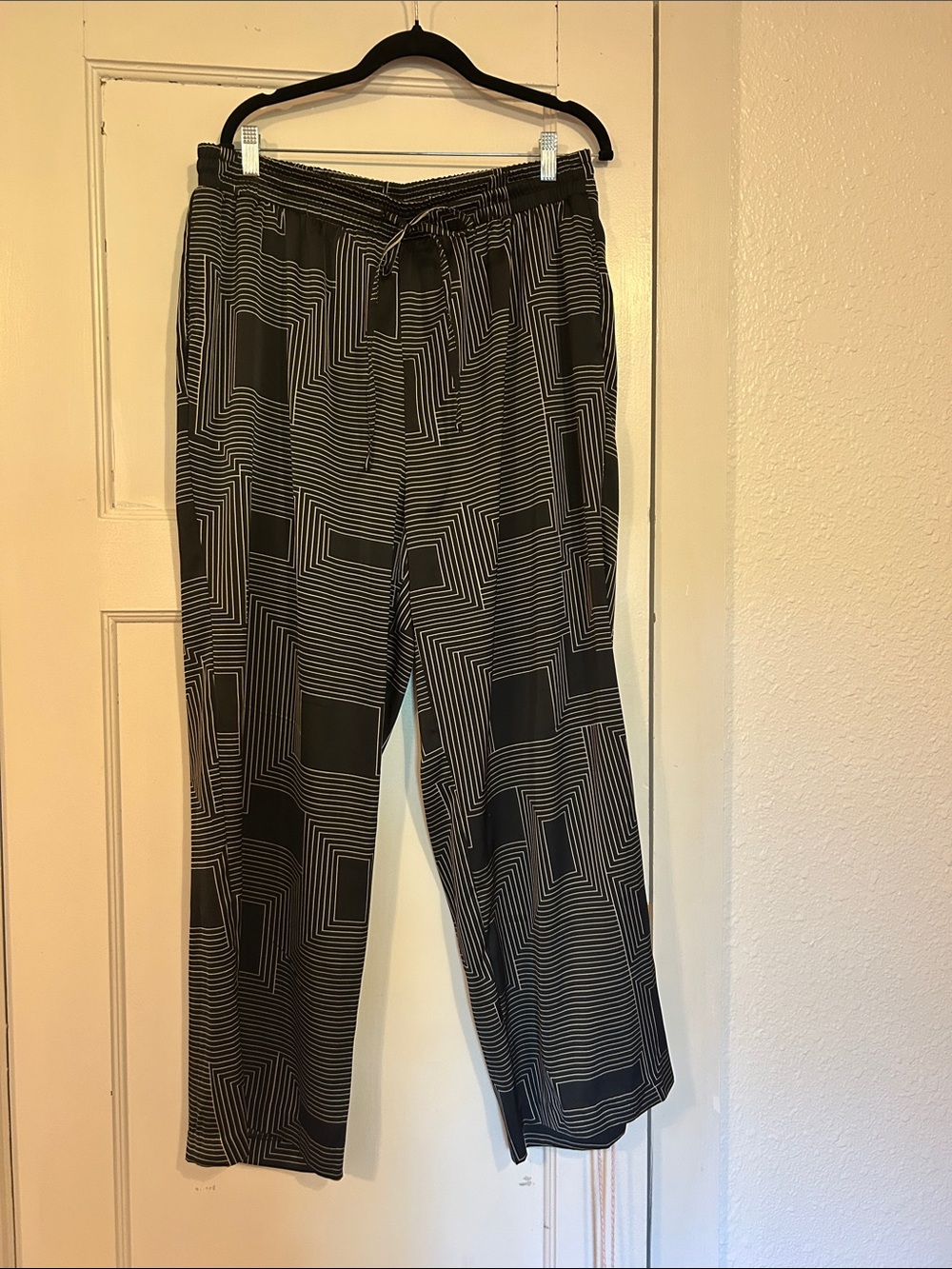 Women’s Black Geometric Drawstring Pants